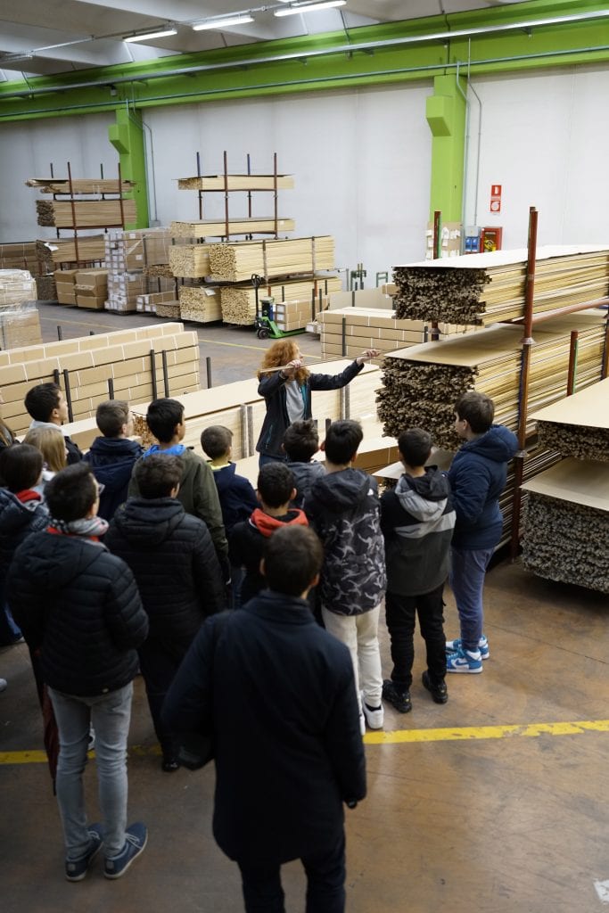 Giulia Ghidini, direttore di produzione di Imex, illustra l'operatività aziendale ai ragazzi del PMI DAY.